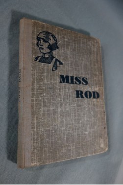 Miss Rod,classes de 3e année - THE GIRL'S OWN BOOK. Didier éd., 1937